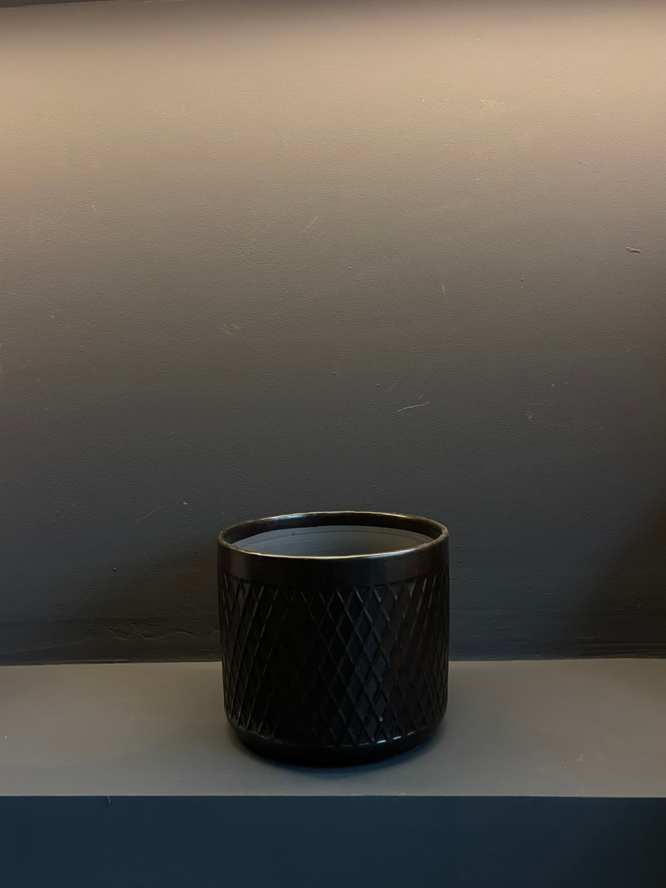 Црна керамичка саксија