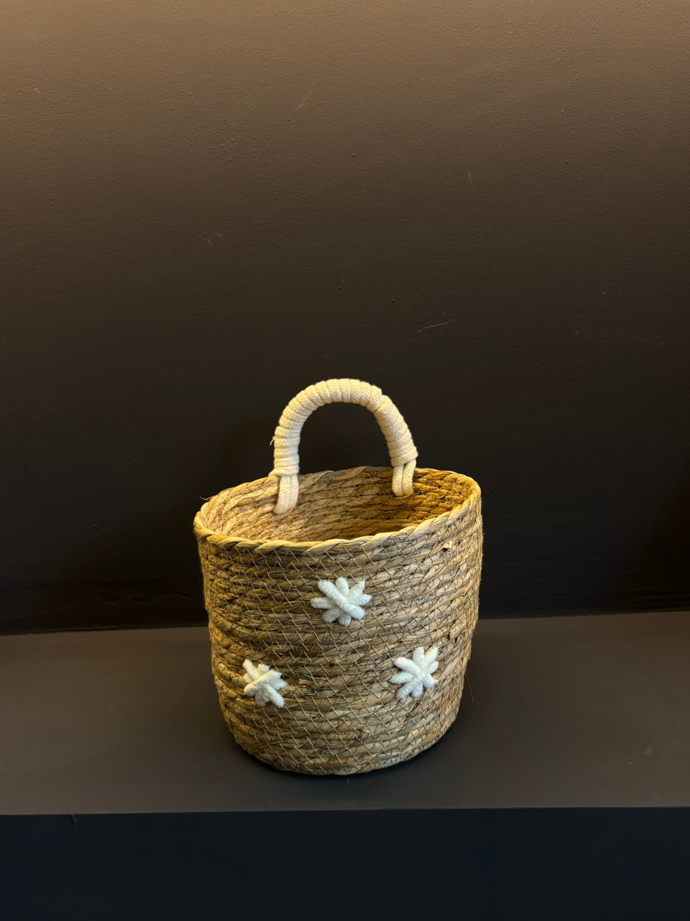 Плетена корпа со рачка и цветни детали