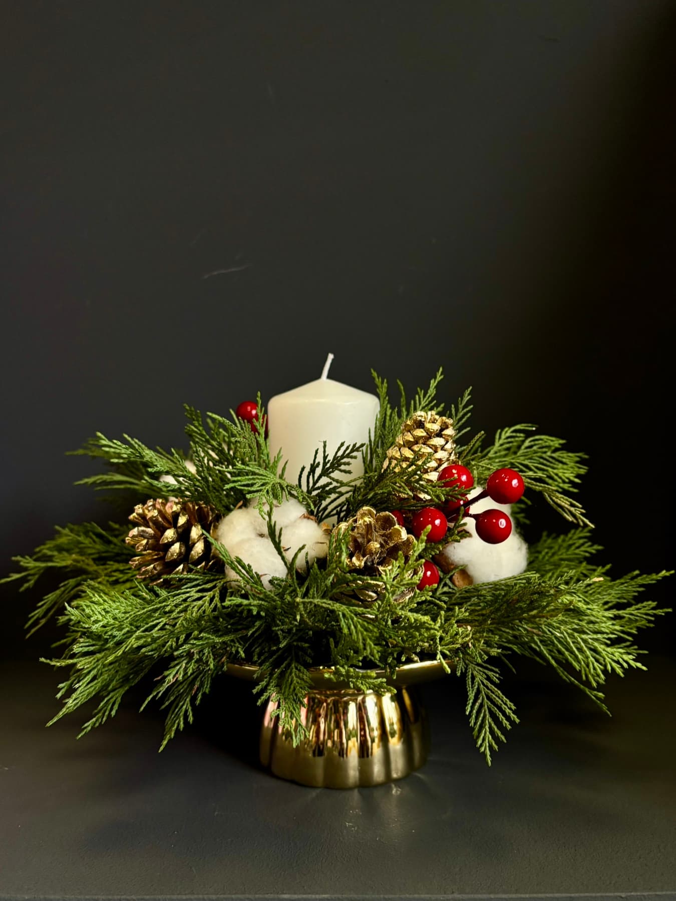 Празничен аранжман со свеќа