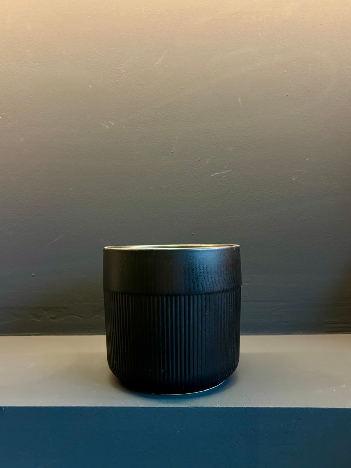 Црна керамичка саксија