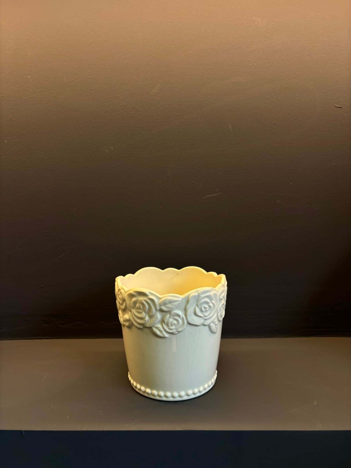 Бела саксија со релјефни рози