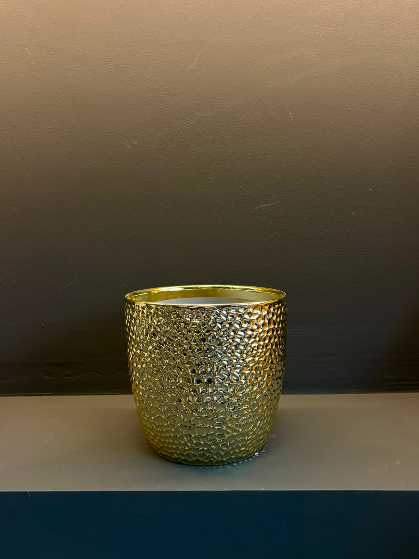 Златна декоративна саксија