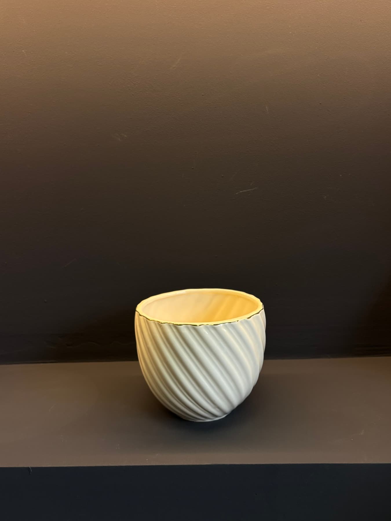 Бела саксија со спирален дизајн