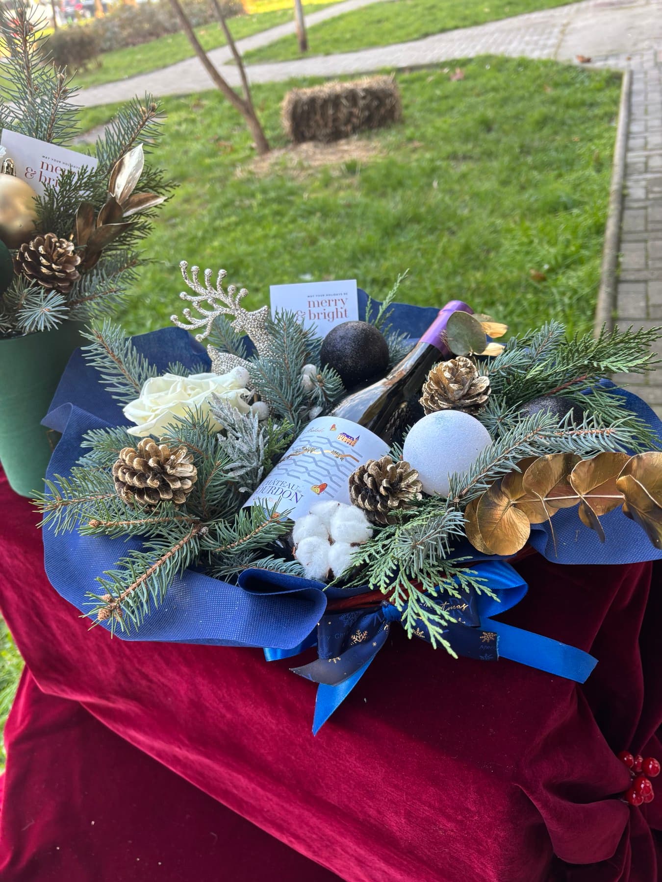 Празнична цветна кутија со вино (сина и златна)