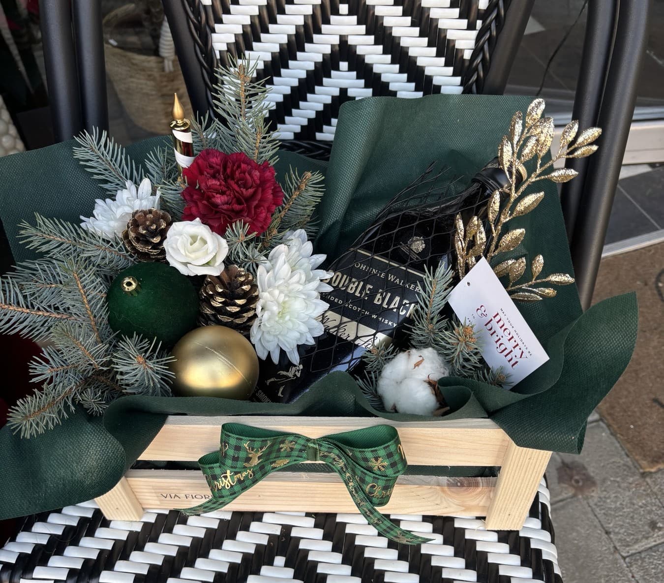 Празнична дрвена гајба со виски (зелена и златна)