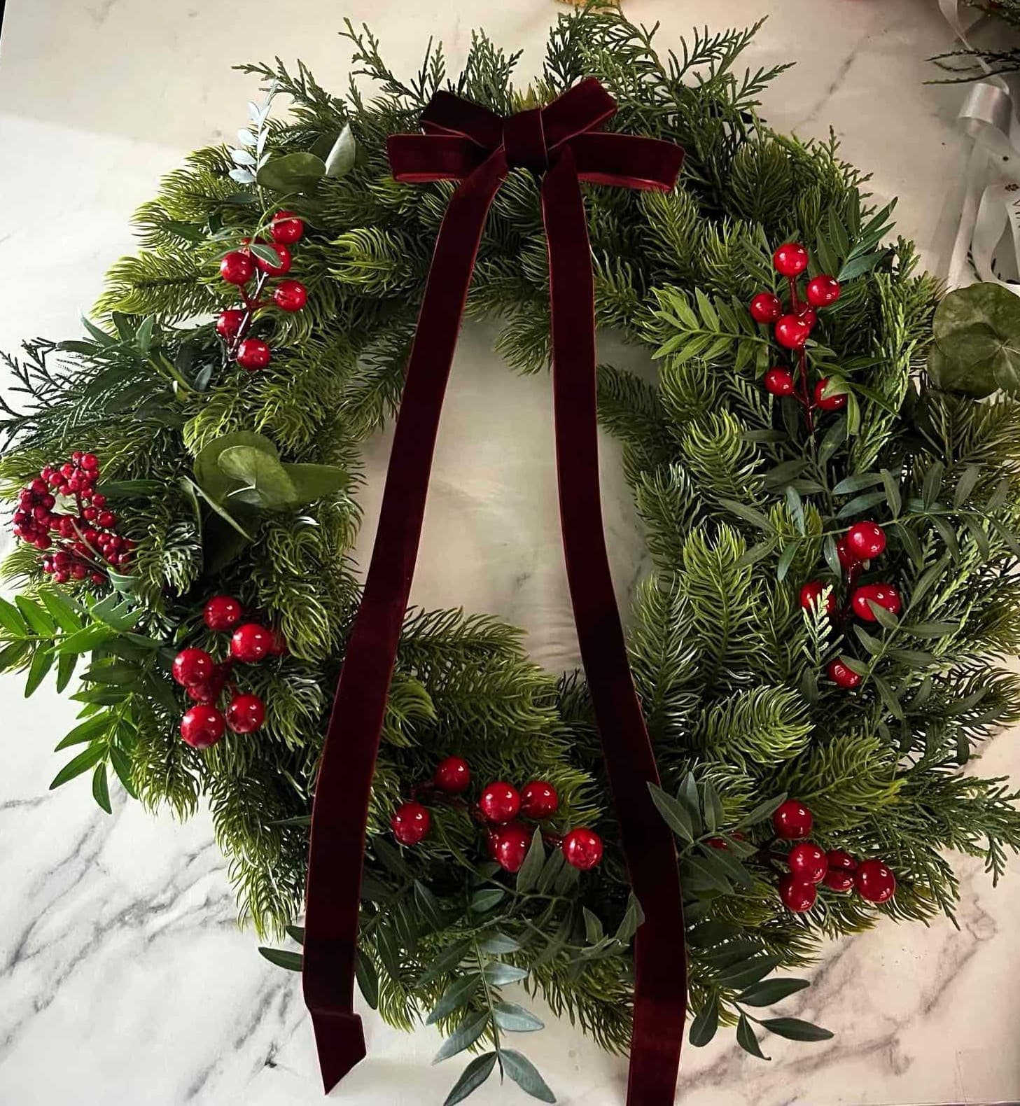 Луксузен Божиќен Венец со Кадифена Панделка