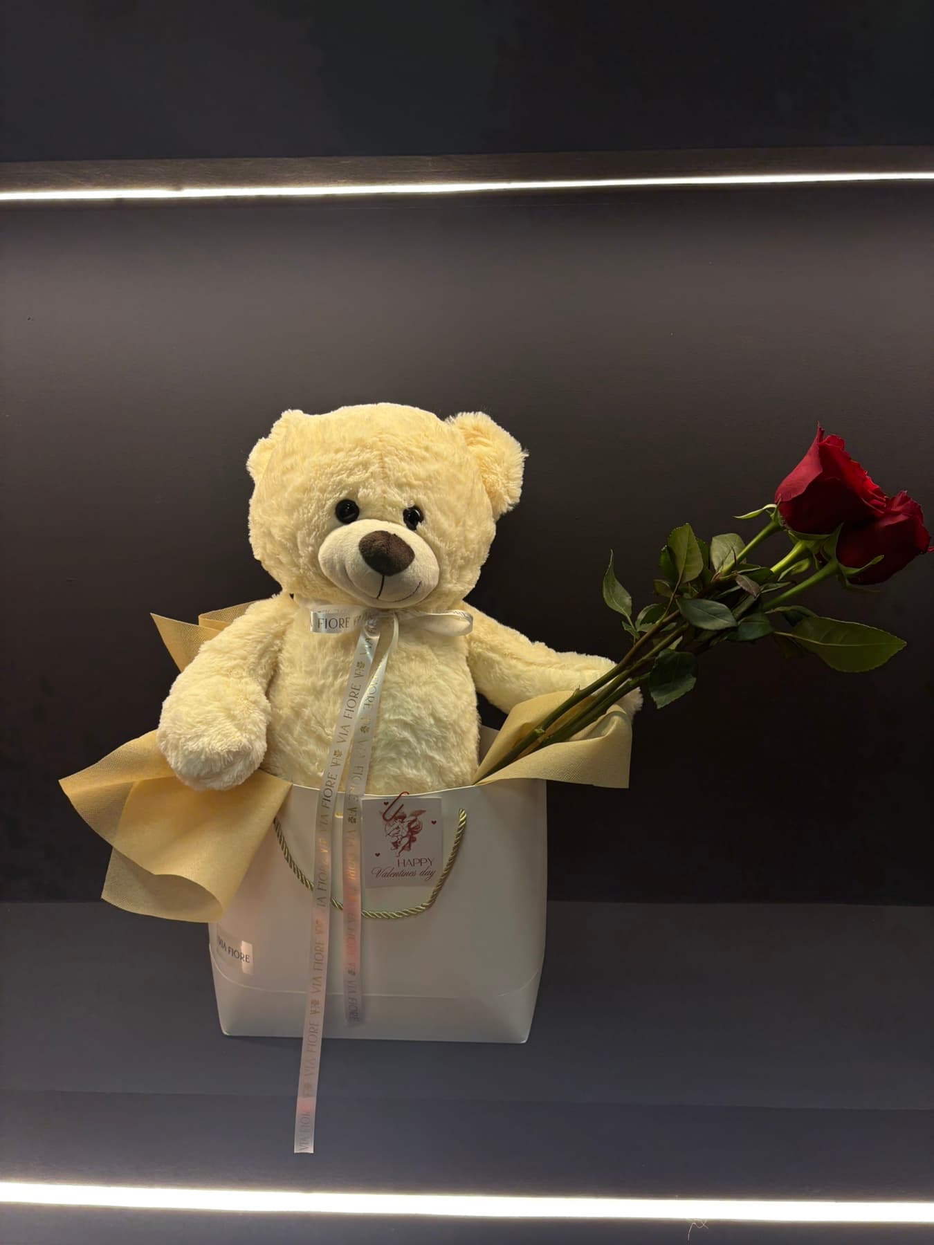 Classic Love – Teddy & Roses Gift Bag
