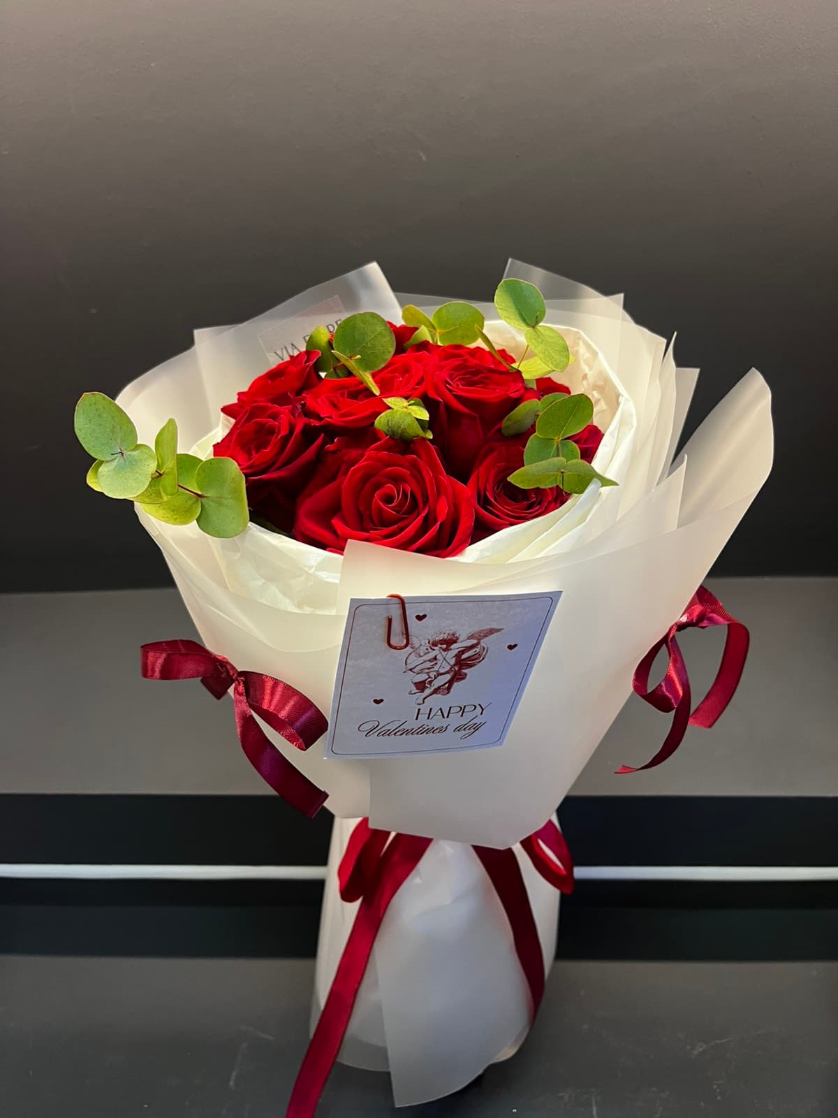 Црвени рози со еукалиптус