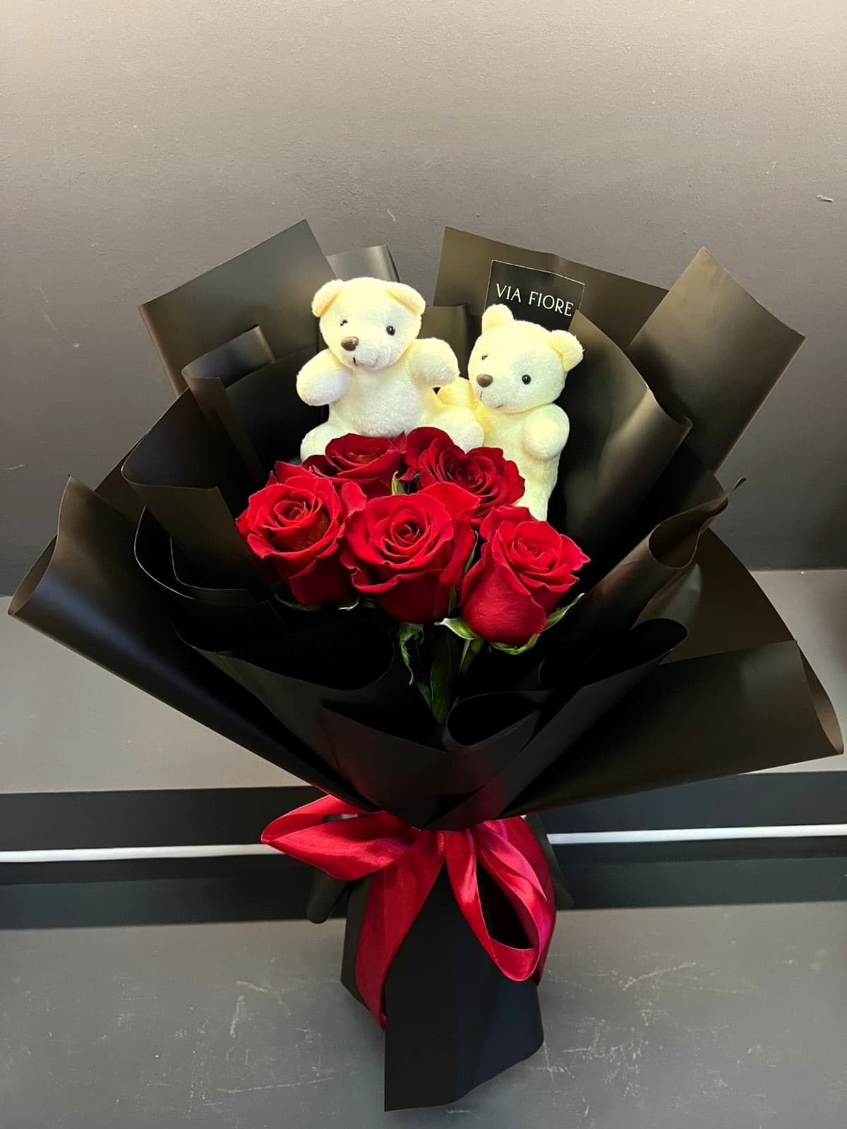 Црвени рози со мечиња