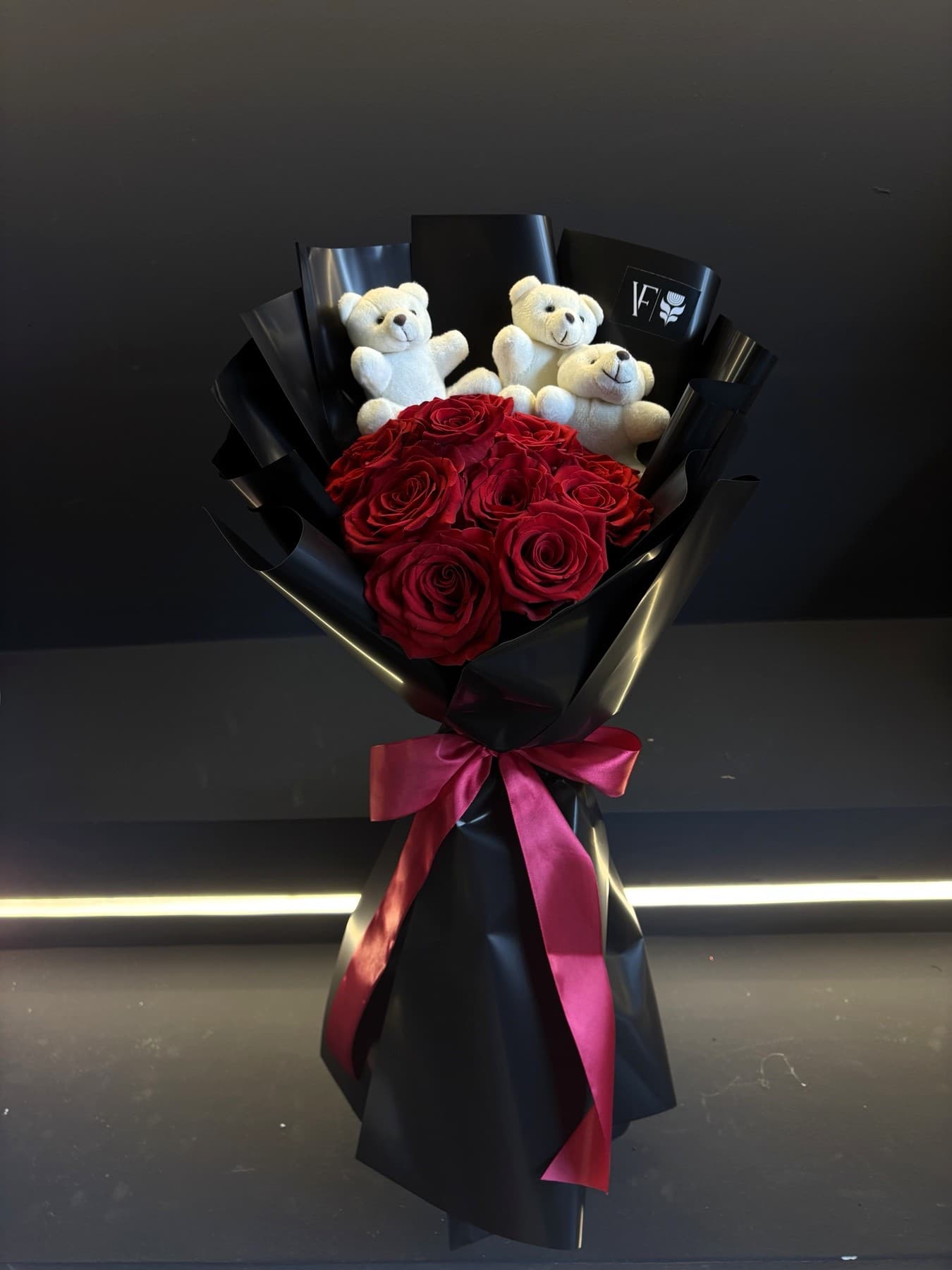 Црвени рози со мечиња 2