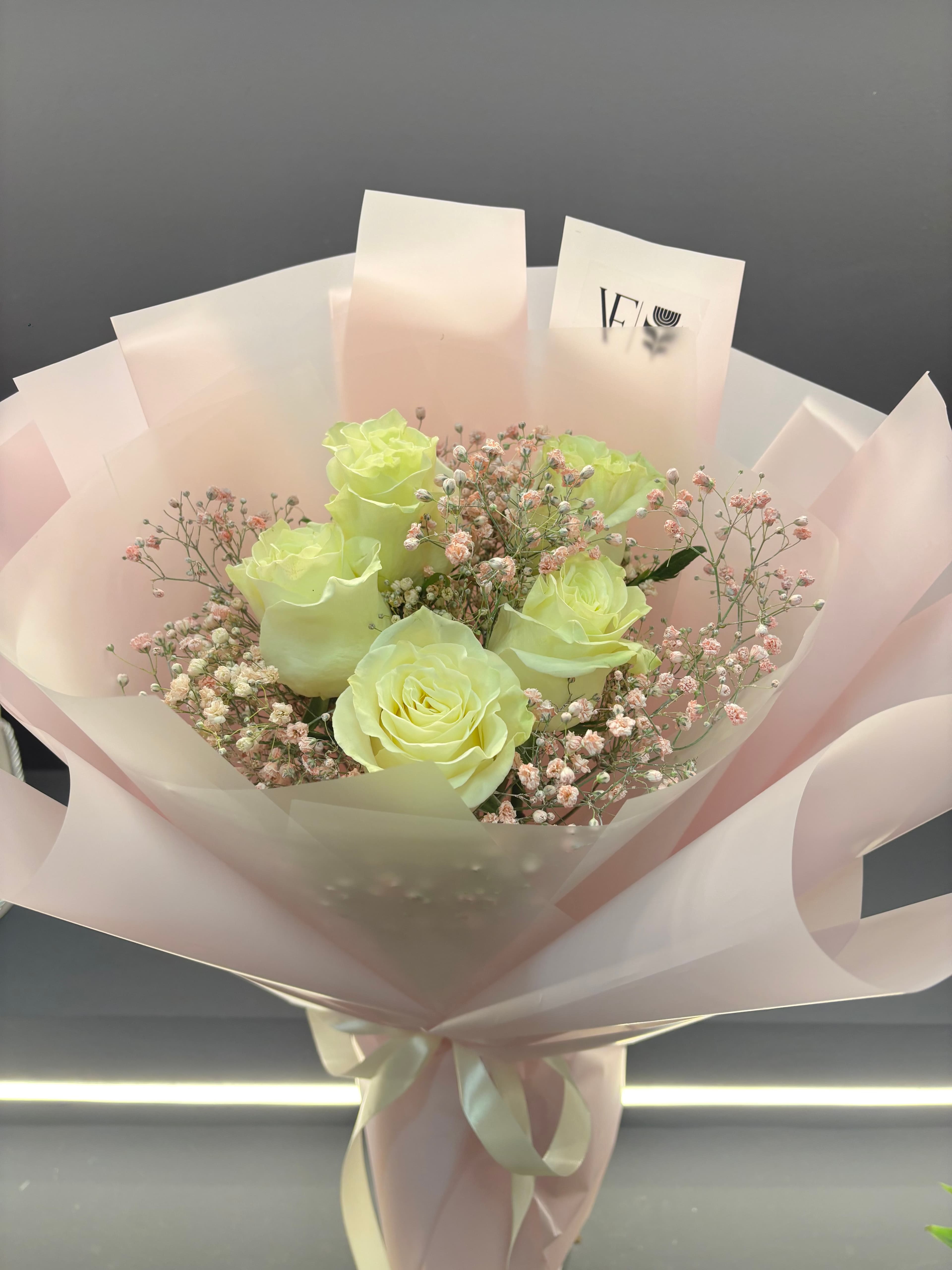 Бели рози и розева гипсофила