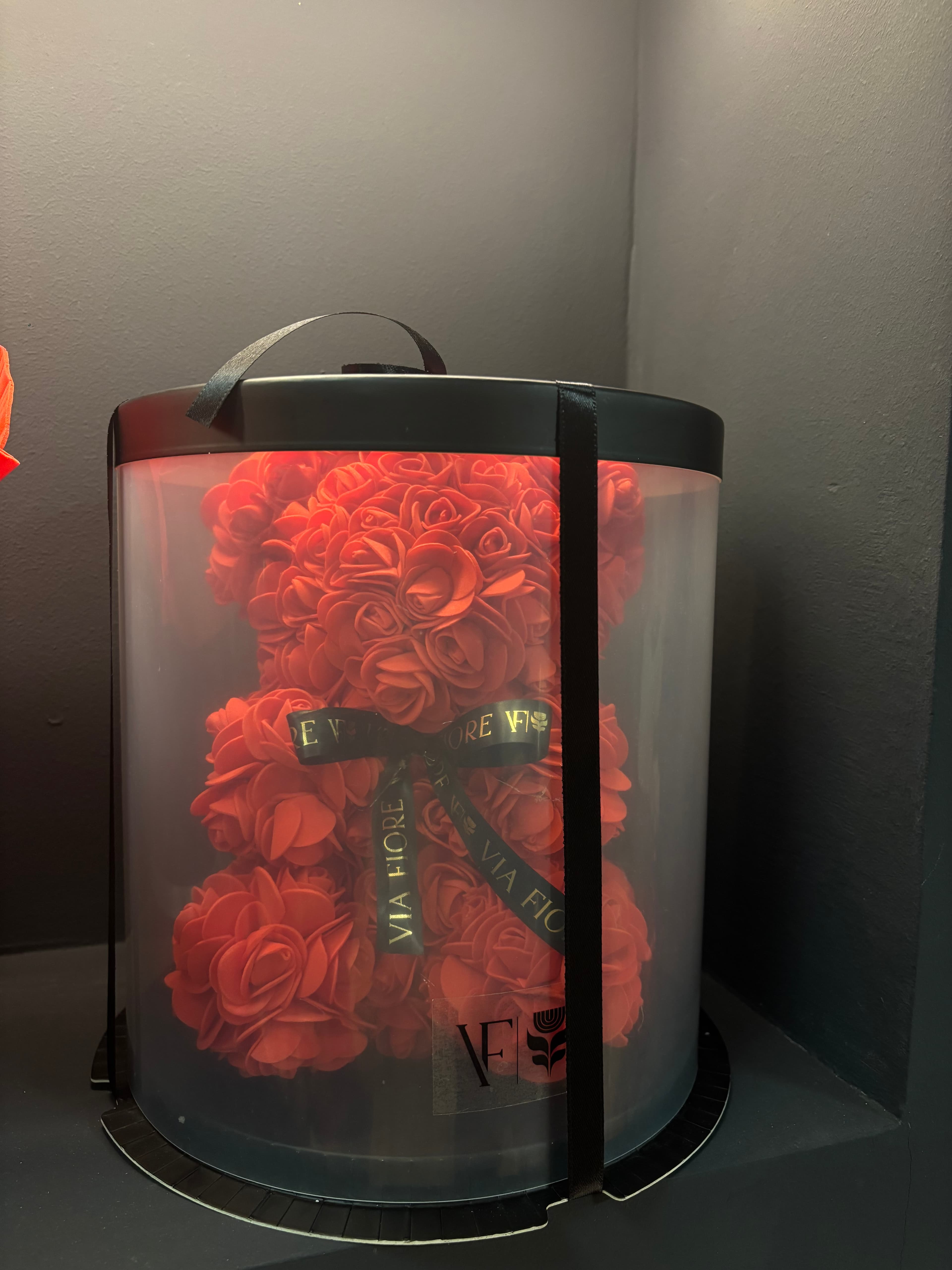 Мече од рози - црвено