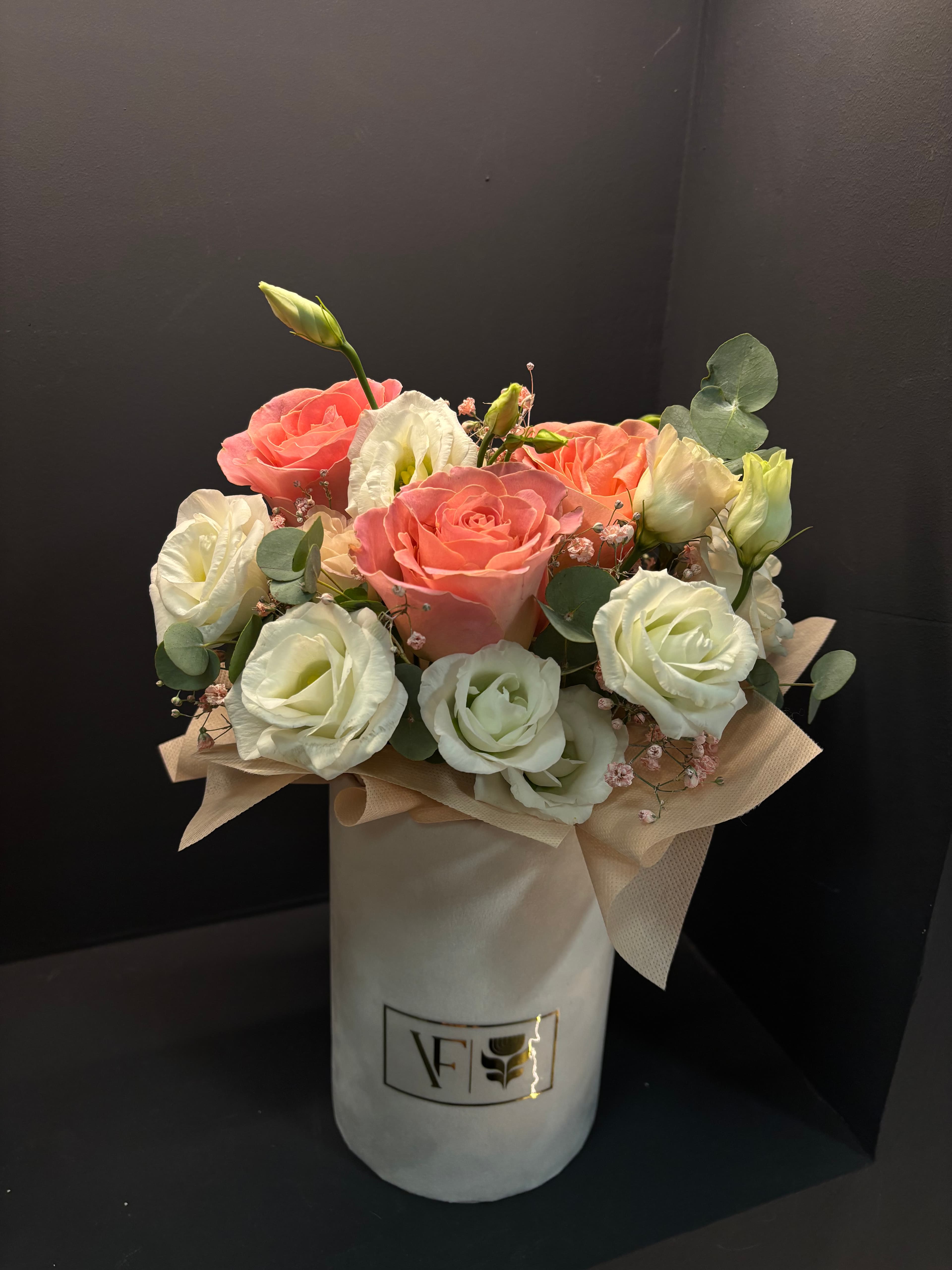 Flower Box со розеви и бели рози за Валентајн