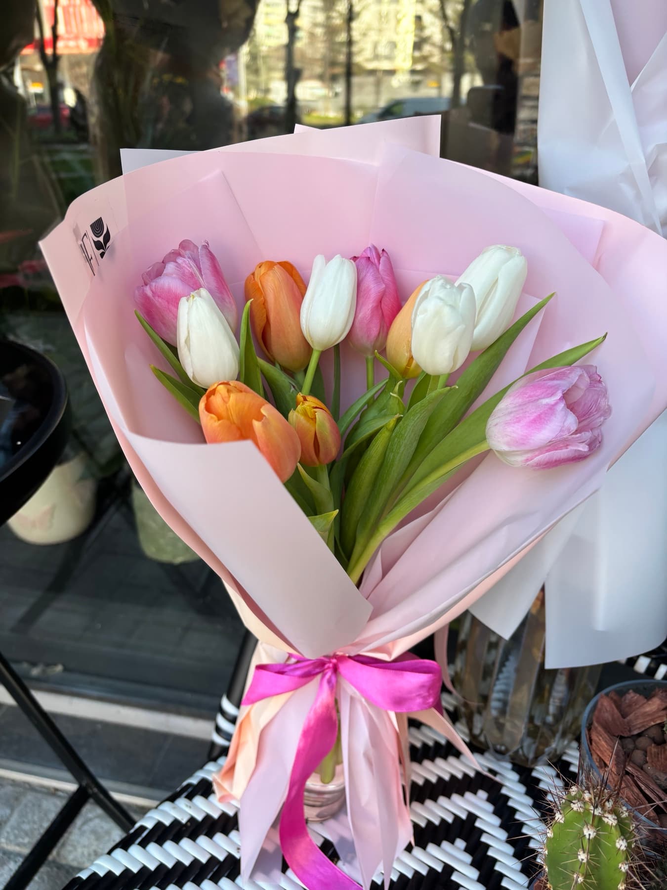 Букет со 11 лалиња