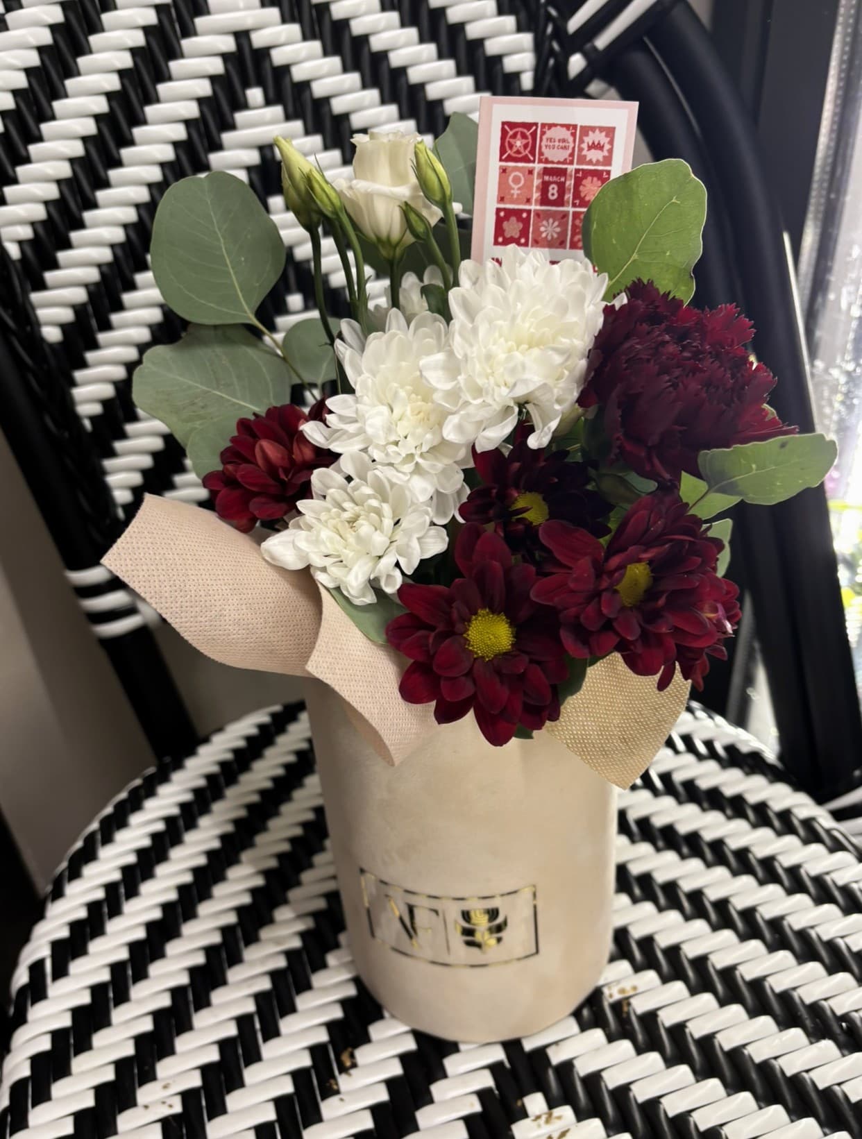 Кутија со цвеќе (крем) - 8 Март