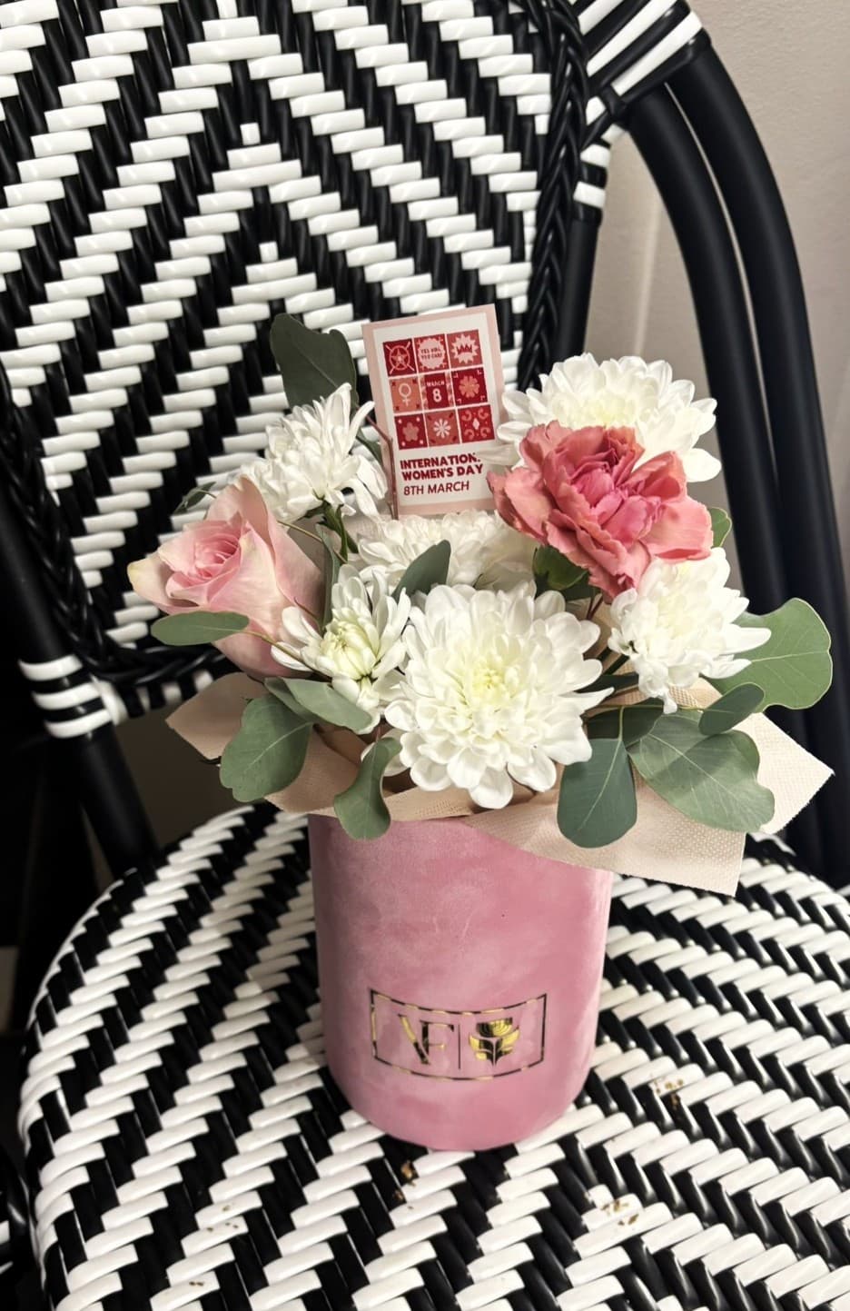 Кутија со цвеќе (розева) - 8 Март