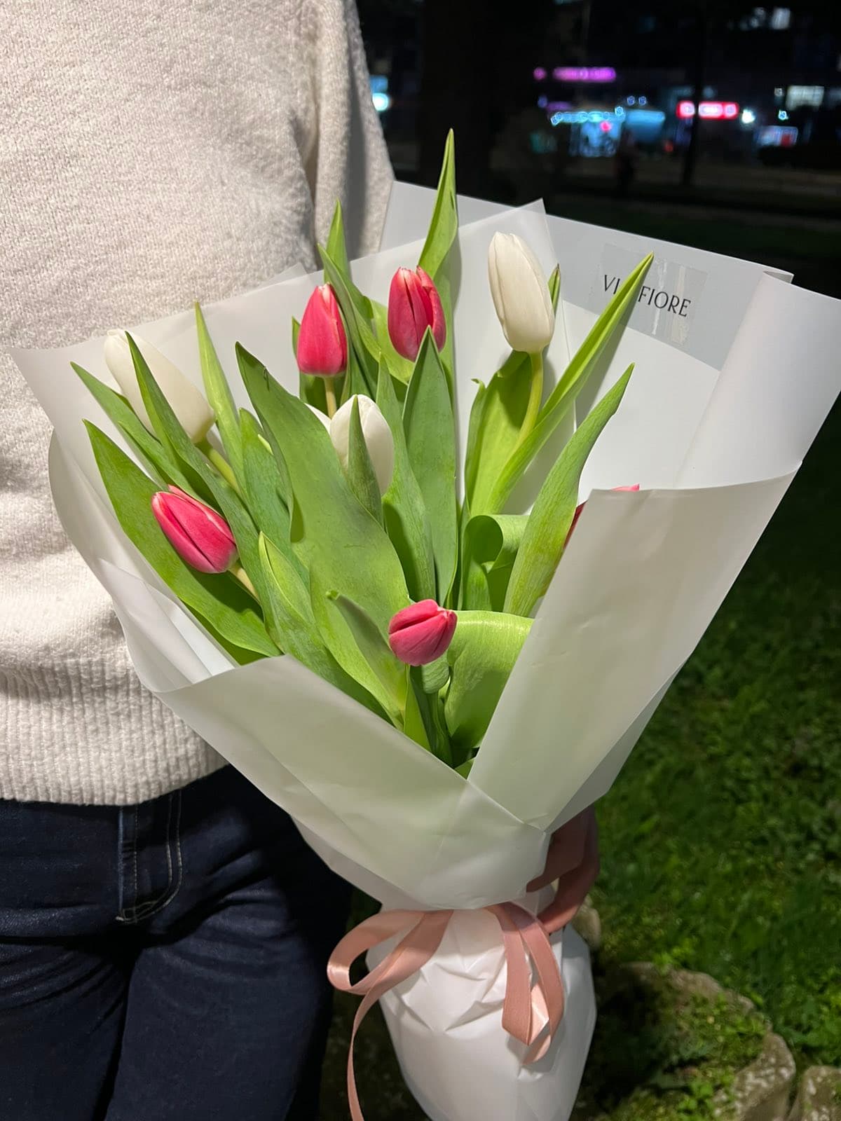 Букет со 9 лалиња