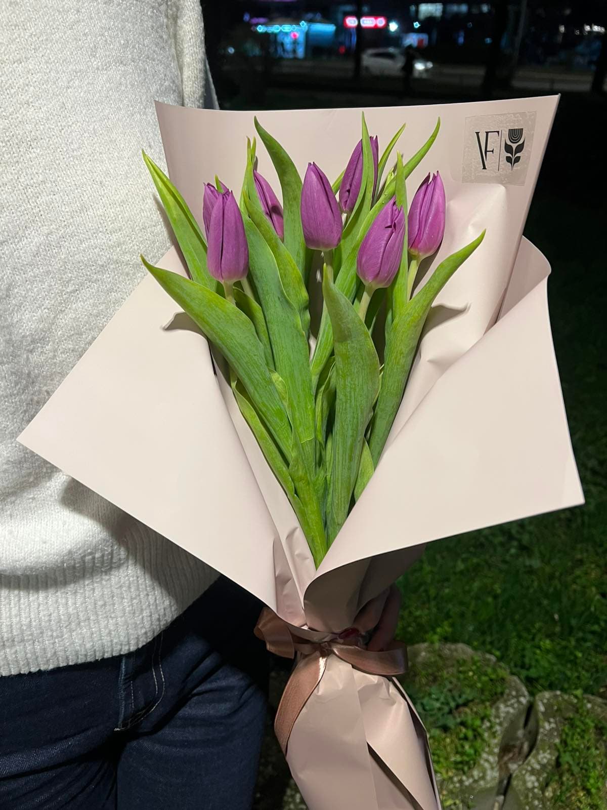 Букет со 7 лалиња