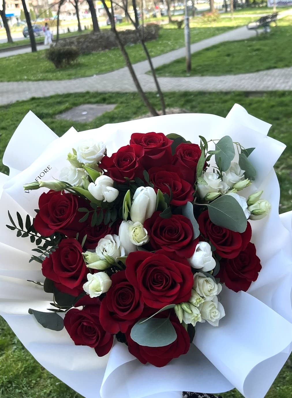 Луксузен букет со црвени рози, бели лалиња & еустоми