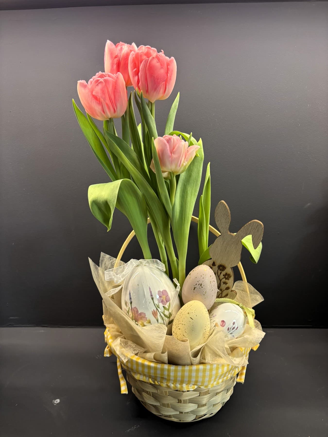 Пролетна велигденска кошничка со лалиња - Image 1