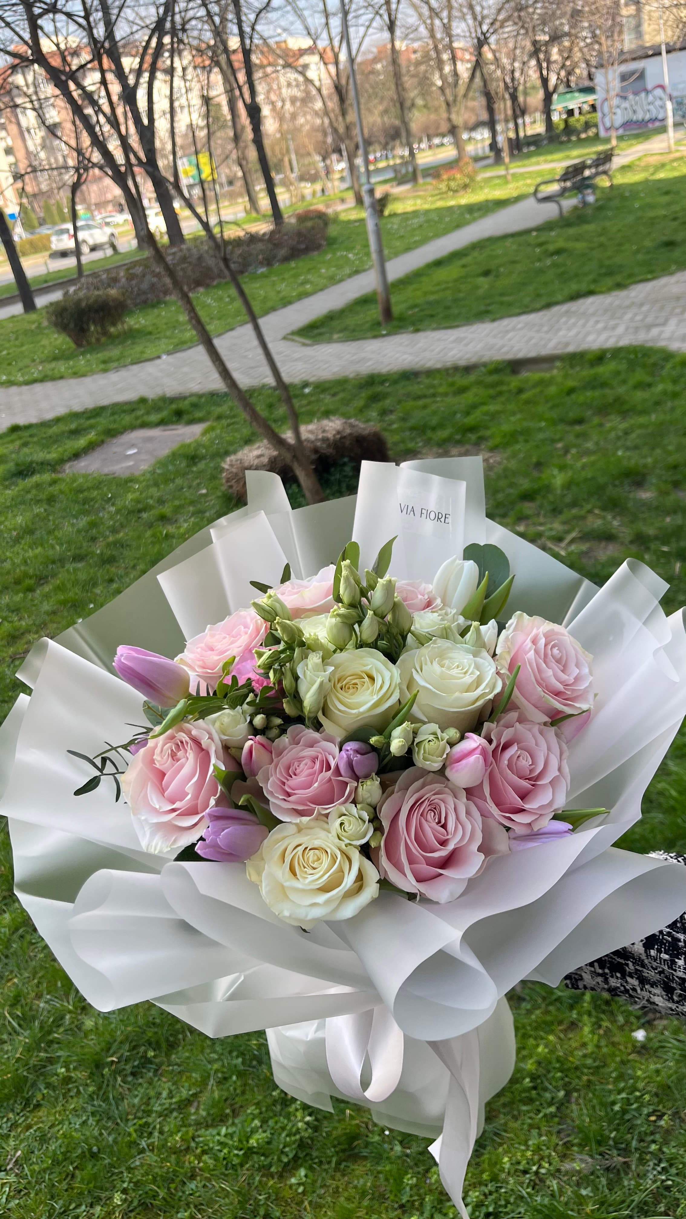 Нежен букет со рози, лалиња и еустоми