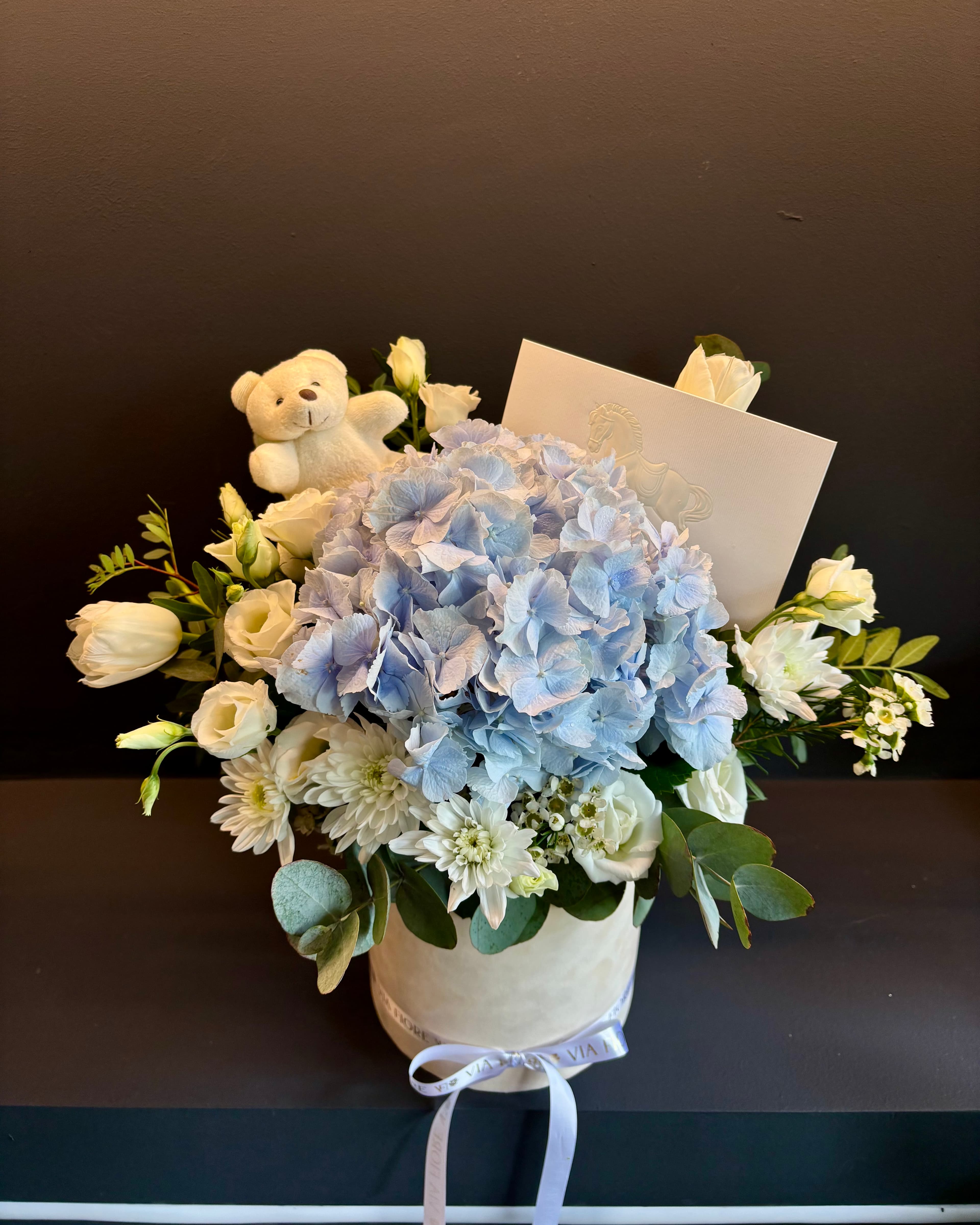 Цветна кутија со светло сина хортензија & микс бели цвекиња, мече и честитка - Image 1
