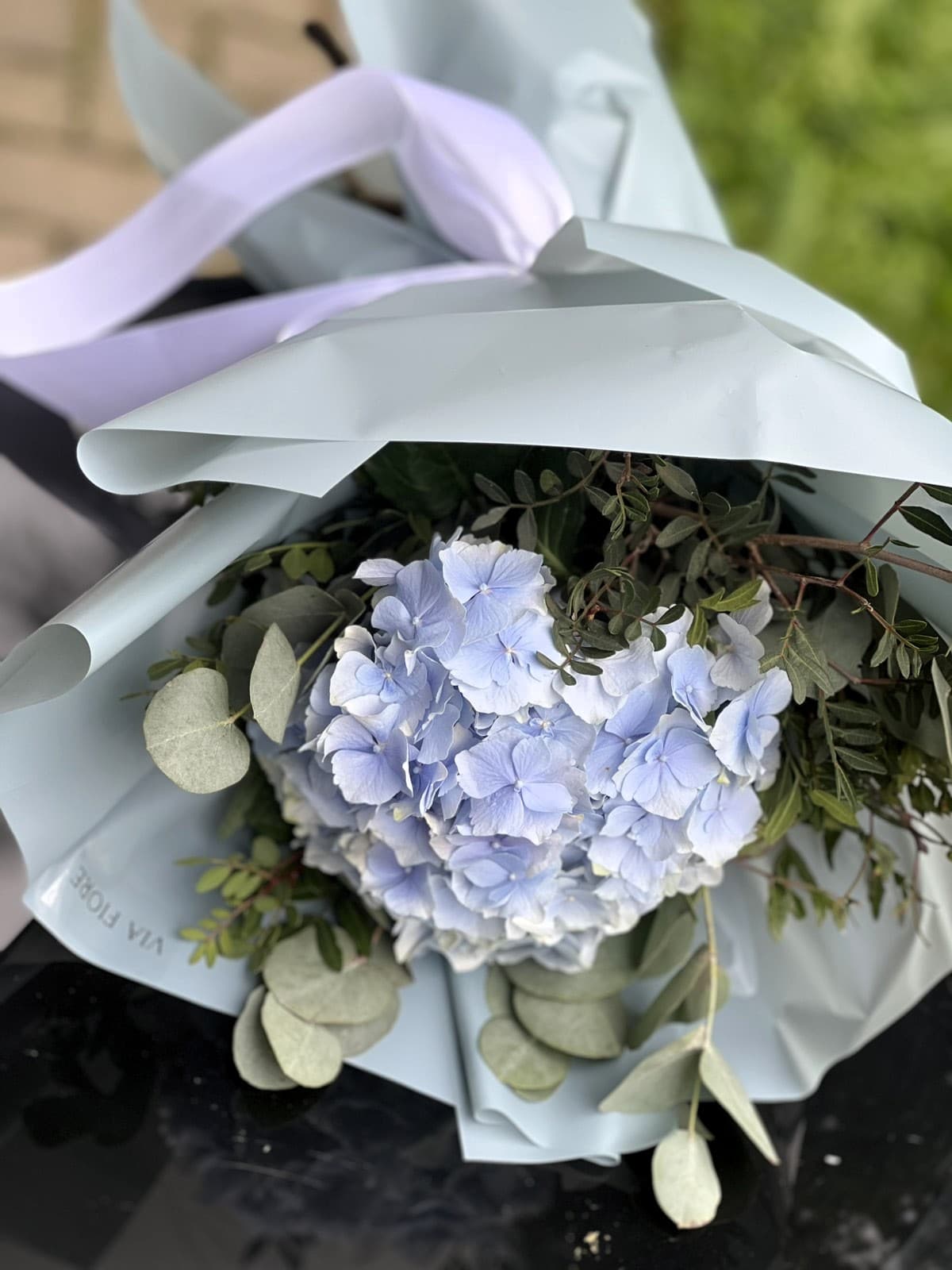 Букет со светло сина хортензија