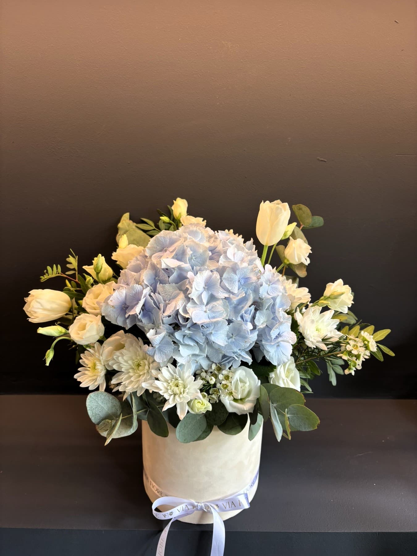 Цветна кутија со светло сина хортензија & микс бели цвекиња